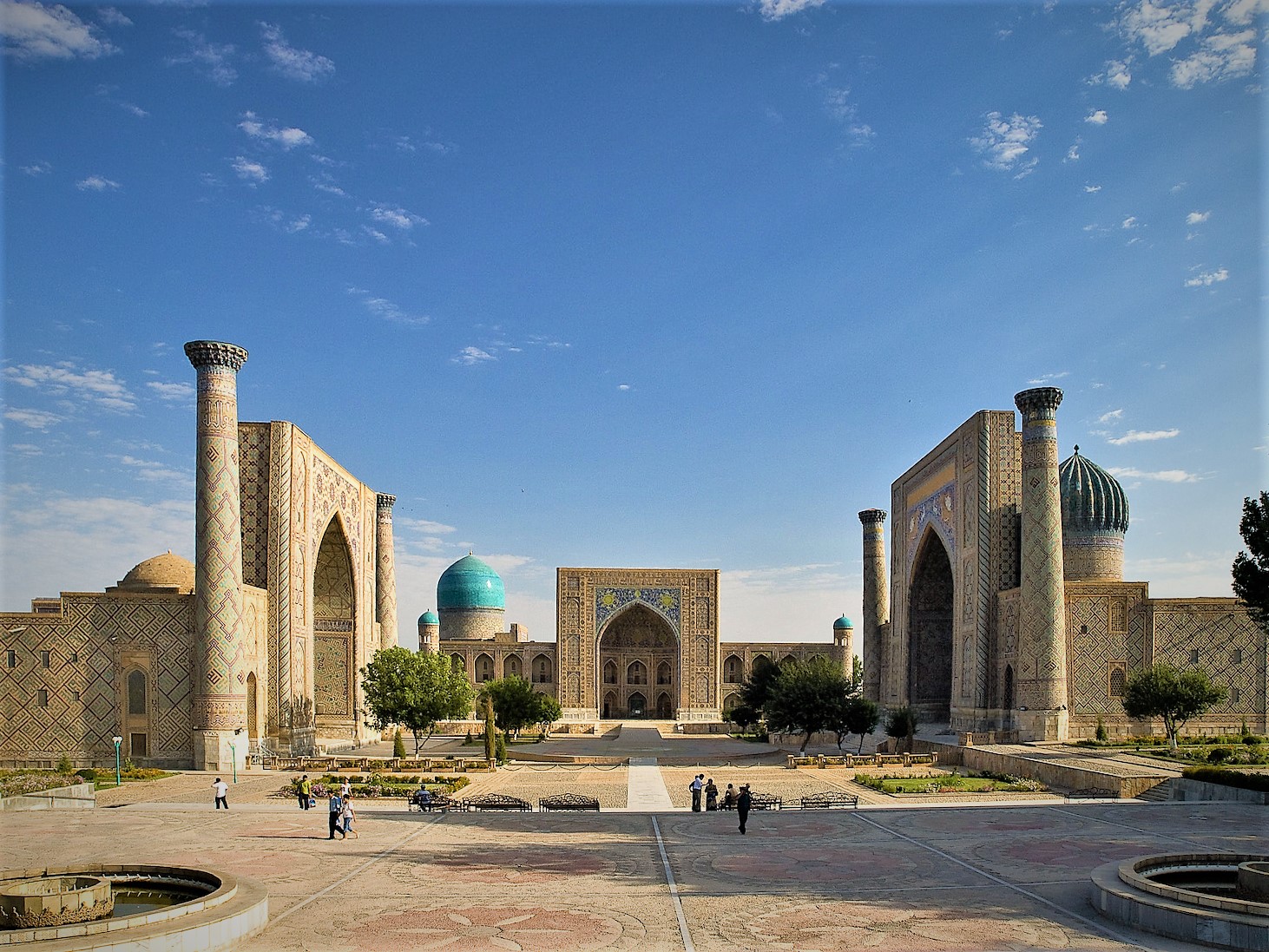 Registan, Samarkand — Gustavo Jeronimo / MrPanyGoff, Wikimedia Commons (CC BY 2.0)